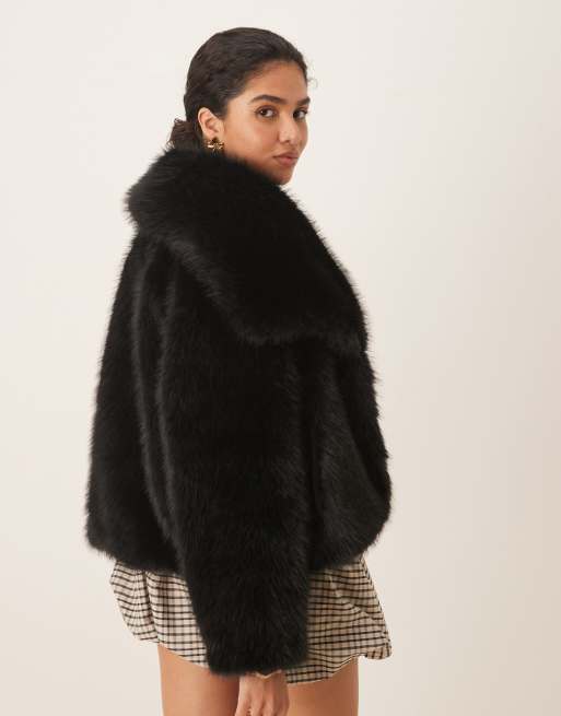 Pretty Lavish - Cappotto in pelliccia sintetica nero con colletto ampio, 2 di 4