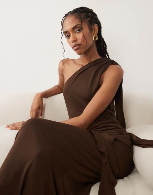Pretty Lavish - Celina - Chokoladebrun tætsiddende oneshoulder-maxikjole med draperet detalje og flæsekant, 2 af 4
