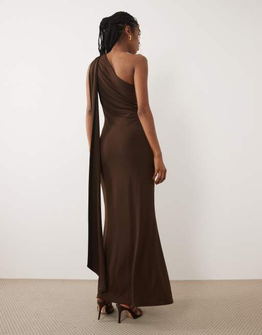 Pretty Lavish - Celina - Chokoladebrun tætsiddende oneshoulder-maxikjole med draperet detalje og flæsekant, 4 af 4