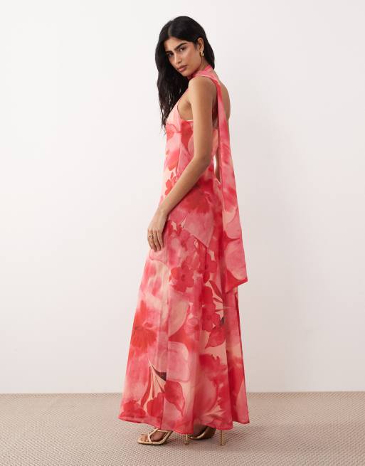 Pretty Lavish – Chiffon-Maxikleid mit One-Shoulder-Träger, Schalkragen und rotem Blumenmuster, 3 von 4