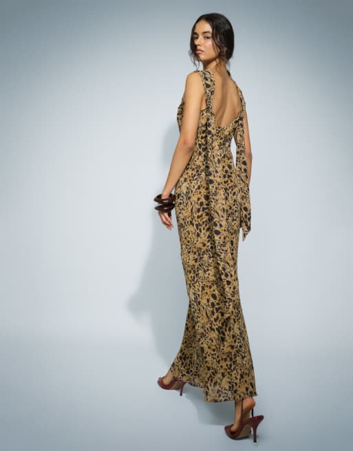 Pretty Lavish chiffonklänning i maxilängd med draperad ringning och scarfdetalj i brun leopardprint, 3 av 4