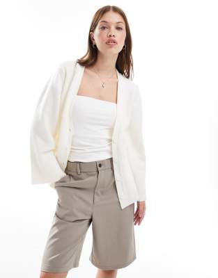 Красивый вязаный кардиган кремового цвета с пышными короткими манжетами 6890₽