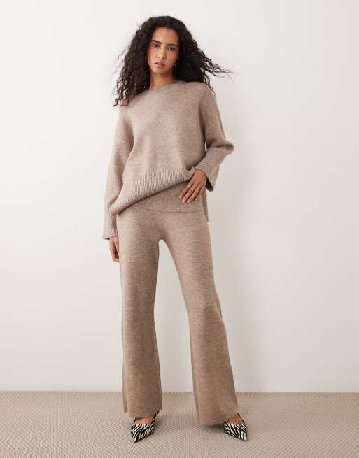 Pretty Lavish - Coordinato con joggers con fondo ampio risvoltati e maglione lavorato con dettaglio a coste, 3 di 3