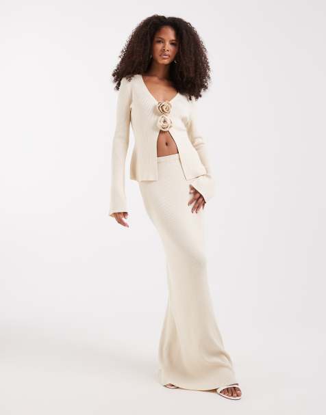 Pretty Lavish - Co-ord set van gebreid vest met corsage en maxi rok in stone - view 1