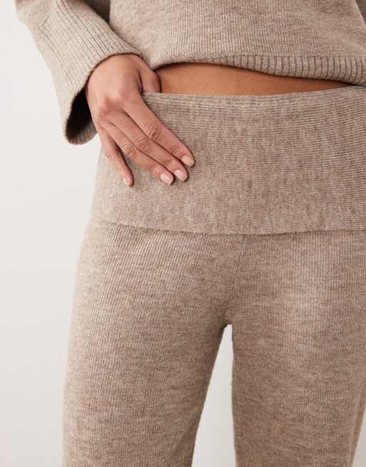 Pretty Lavish conjunto de punto con cintura doblada y jogger de pernera ancha en tono topo, 4 de 5