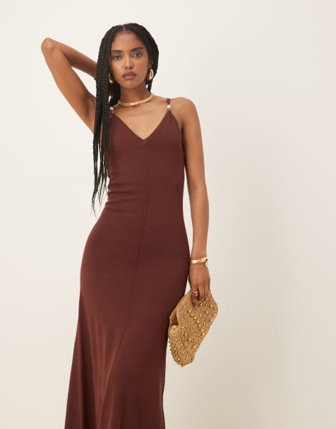 Pretty Lavish – Connie – Strick-Maxikleid in Braun mit V-Ausschnitt und Perlen - view 1