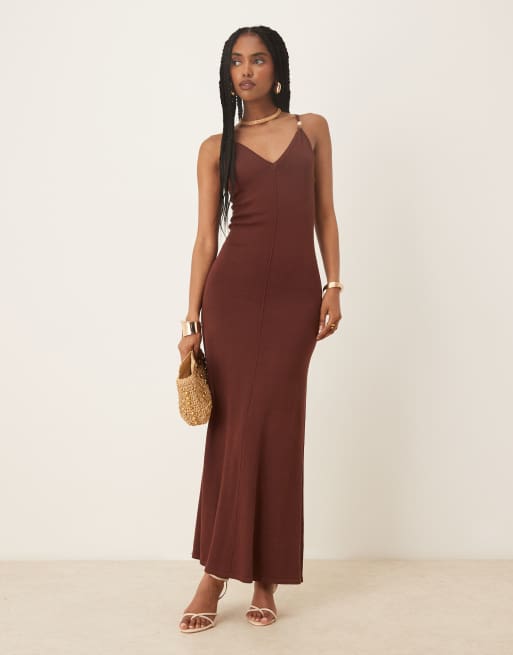 Pretty Lavish - Connie - Vestito lungo in maglia marrone con scollo a V e perline, 3 di 4