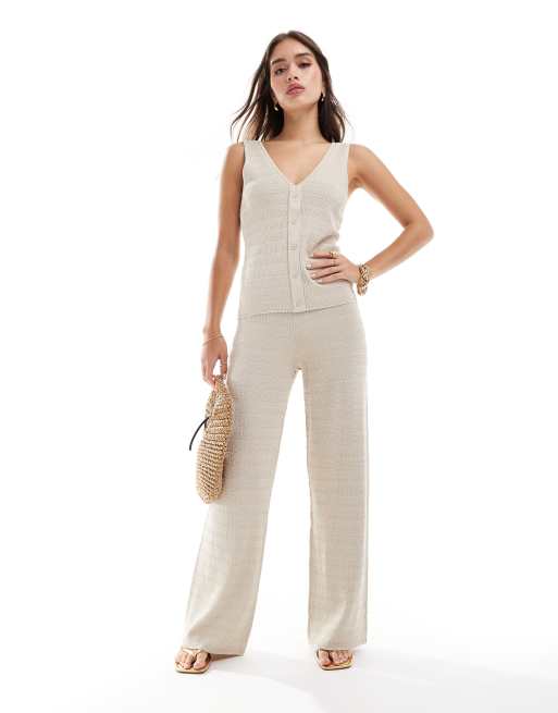 Pretty Lavish - Coordinato beige con top all'uncinetto con scollo a V e pantaloni
