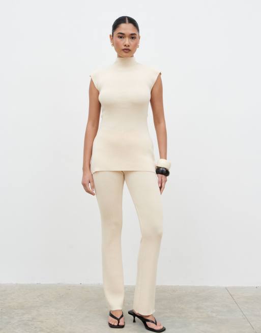 Pretty Lavish - Coordinato in maglia color crema con top senza maniche accollato e pantaloni