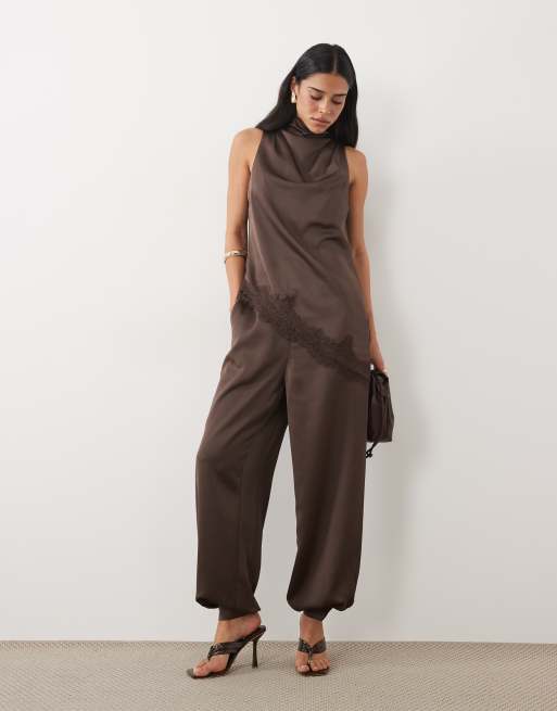Pretty Lavish - Coordinato in raso color cioccolato con pantaloni bombati e top con fondo in pizzo asimmetrico e con scollo ad anello alto