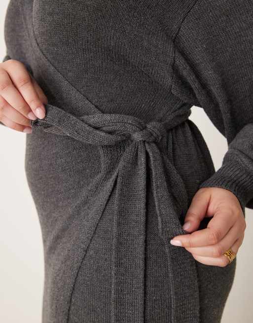 Pretty Lavish Curve – Beau – Mörkgrå, stickad midaxiklänning med omlottdesign, 3 av 4