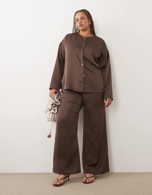 Pretty Lavish Curve - Breya - Coordinato color cioccolato con pantaloni e blusa in raso