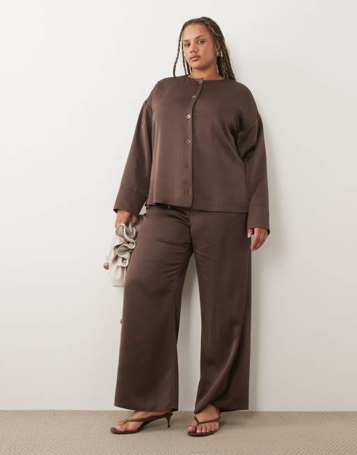 Pretty Lavish Curve - Breya - Coordinato color cioccolato con pantaloni e blusa in raso, 2 di 3