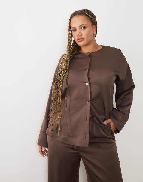 Pretty Lavish Curve Breya Satin-Bluse mit durchgehender Knopfleiste und tiefem Manschettenabschluss als Kombiteil in Schokobraun - view 1
