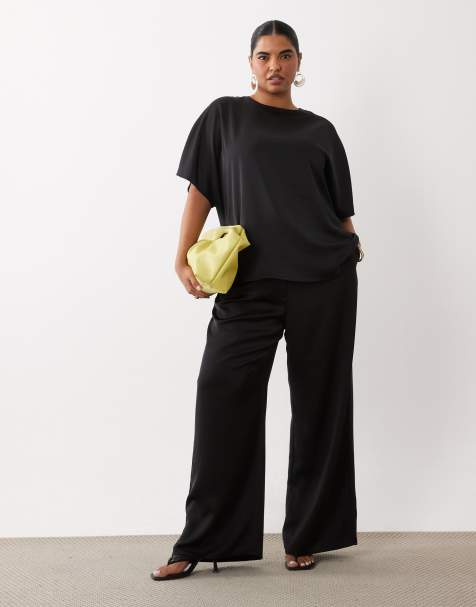 Pretty Lavish Curve – Breya – Svart set i satin med boxig topp och byxor med dragsko - view 1