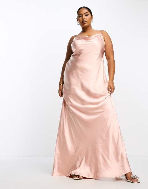 Pretty Lavish Curve Bridesmaid – Keisha – Pudroworóżowa satynowa sukienka maxi z drapowanym dekoltem