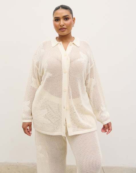 Pretty Lavish - Curve - Co-ord set van opengebreid oversized overhemd en broek met bloemenmotief in crème - view 1