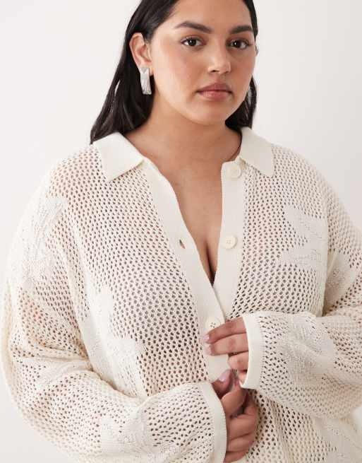 Pretty Lavish Curve - Co-ord set van opengebreid oversized overhemd en broek met bloemenmotief in crème, 2 van 3