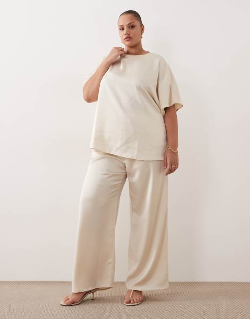 Pretty Lavish - Curve - Co-ord set van satijnen oversized top en broek met wijde pijpen en gestrikte taille in oesterkleur