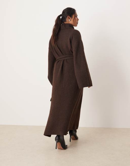 Pretty Lavish - Curve - Gebreide midaxi jurk met col, gestrikte taille en split in chocoladebruin, 2 van 4
