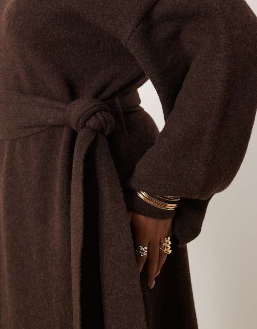 Pretty Lavish - Curve - Gebreide midaxi jurk met col, gestrikte taille en split in chocoladebruin, 4 van 4