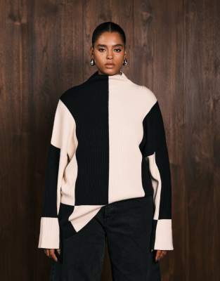 Pretty Lavish Curve - Hochgeschlossener Pullover aus Rippstrick in Cremeweiß und Schwarz mit gespleißter Optik