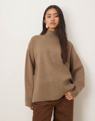 Pretty Lavish Curve - Hochgeschlossener Pullover aus Rippstrick in Taupe-Brown