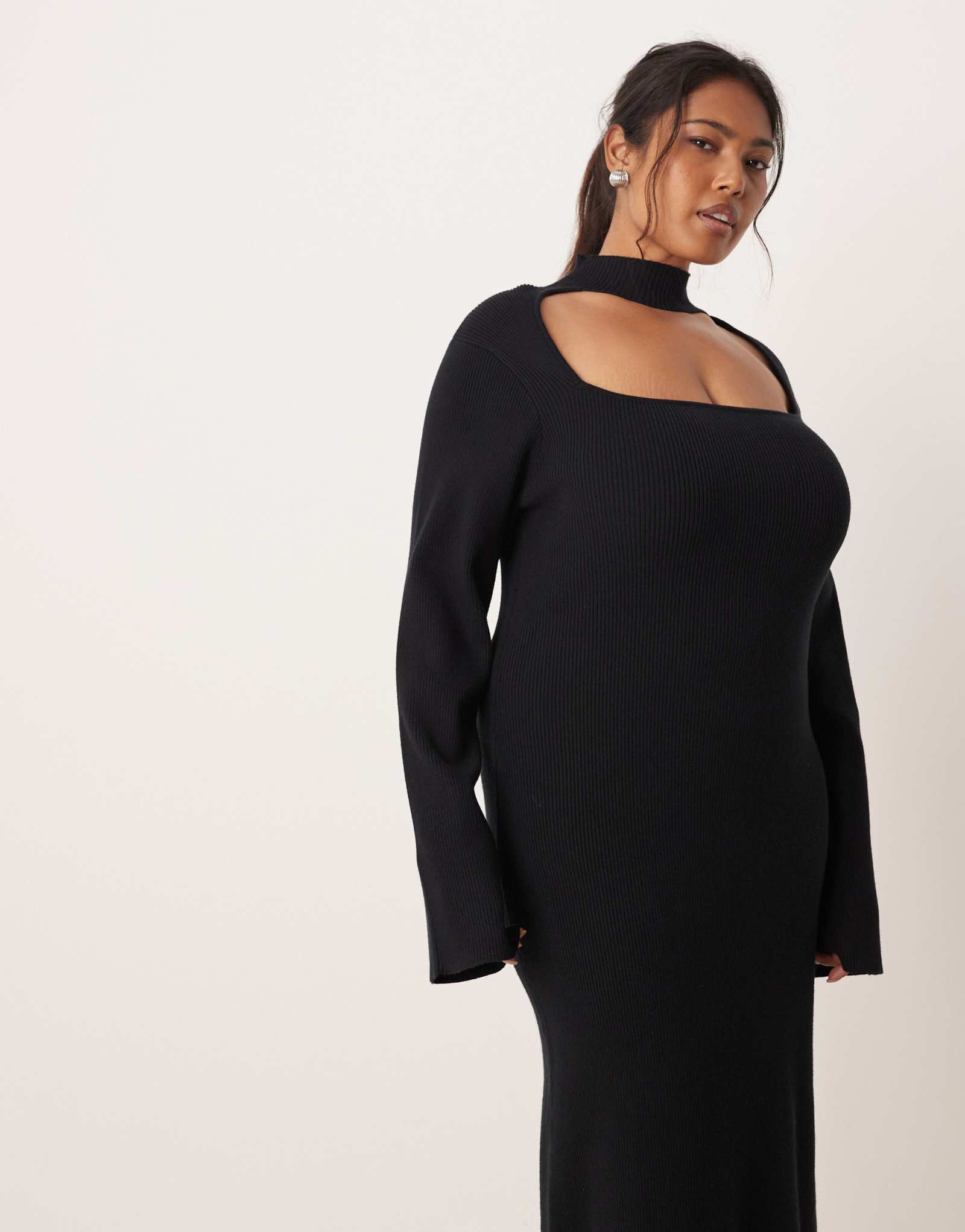 Красивое черное трикотажное платье мидакси с пышным вырезом и округлым вырезом горловины