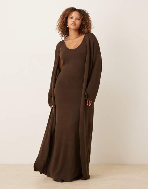 Pretty Lavish - Curve - Co-ord set van gebreide maxi jurk met lage ronde hals en vest in bruin, 2 van 3
