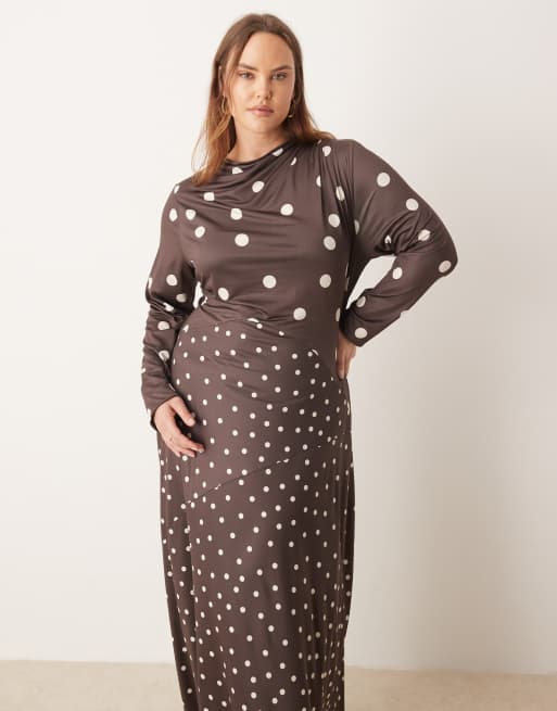 Pretty Lavish Curve – Langärmliges, figurbetontes Maxikleid in Braun mit geteiltem Polka-Dot-Muster, 2 von 4