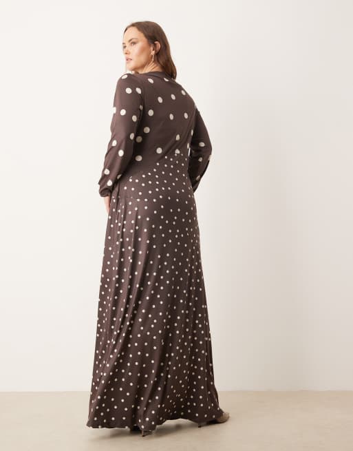 Pretty Lavish Curve – Langärmliges, figurbetontes Maxikleid in Braun mit geteiltem Polka-Dot-Muster, 3 von 4