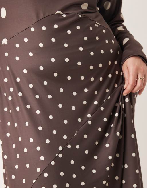 Pretty Lavish Curve – Langärmliges, figurbetontes Maxikleid in Braun mit geteiltem Polka-Dot-Muster, 4 von 4