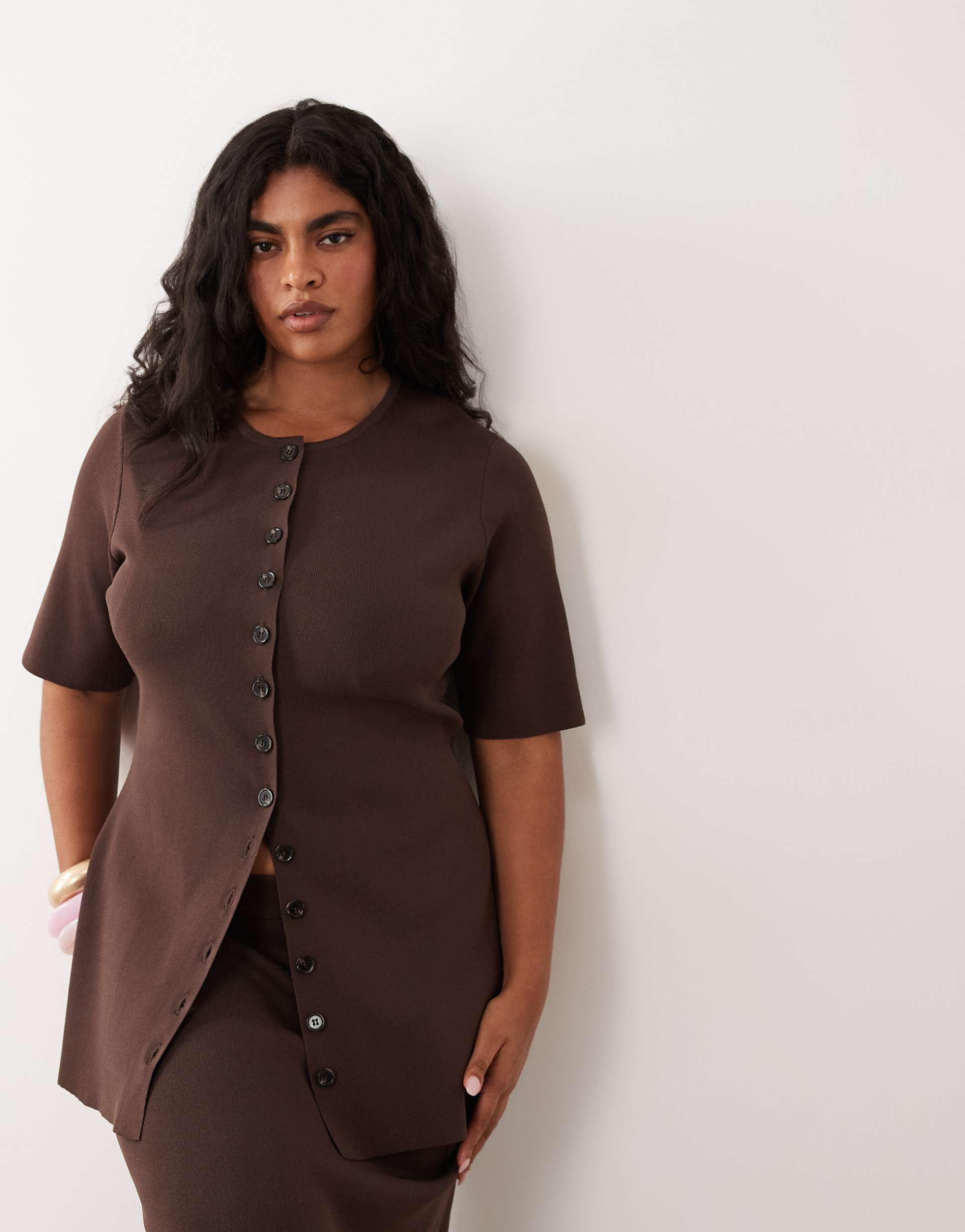 pretty lavish curve lilah knit scoop neck longline top in chocolate