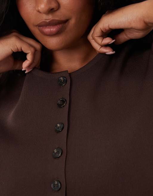 Pretty Lavish Curve – Lilah – Longline-Strickoberteil in Schokobraun mit U-Ausschnitt, 3 von 4