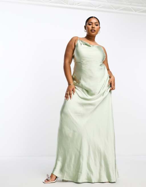 Pretty Lavish Curve - L'invitée - Keisha - Robe longue en satin avec col bénitier - Vert sauge