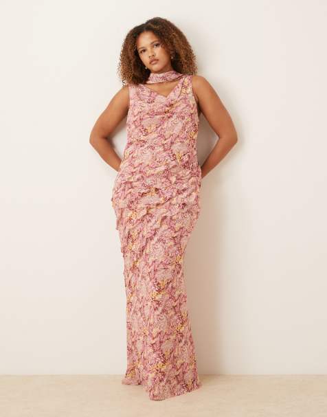 Pretty Lavish - Curve - Maxi jurk met sjaal, ruches en split aan de voorkant in abstracte bessenprint - view 1