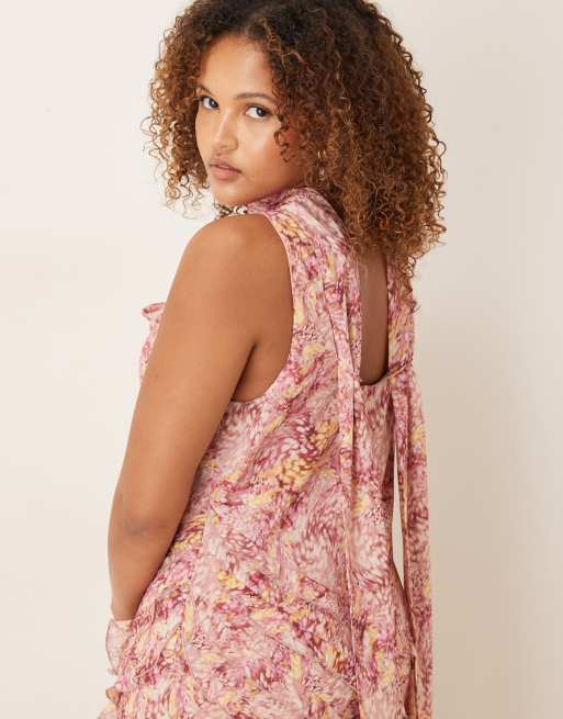 Pretty Lavish Curve – Maxikleid mit abstraktem Beerenprint, Rüschen, Schaldetail und Schlitz vorn, 2 von 4