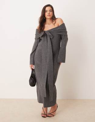 Pretty Lavish Curve - Midaxi-Strickkleid in Anthrazit mit Carmen-Ausschnitt und Schleife-Grau