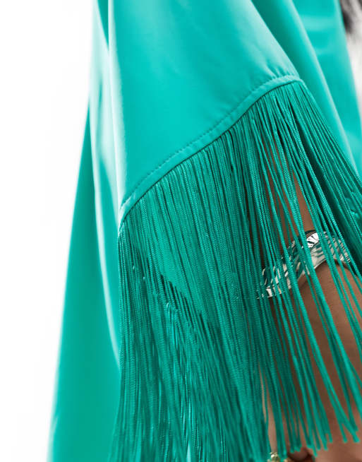 Pretty Lavish Curve – Minikleid in Grün mit One-Shoulder-Ärmel und Fransendetail, 3 von 4