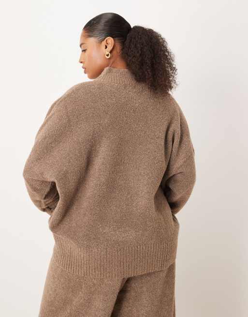 Pretty Lavish Curve - Pull en maille texturée d'ensemble avec col en V montant et manches à revers - Taupe, 4 de 4