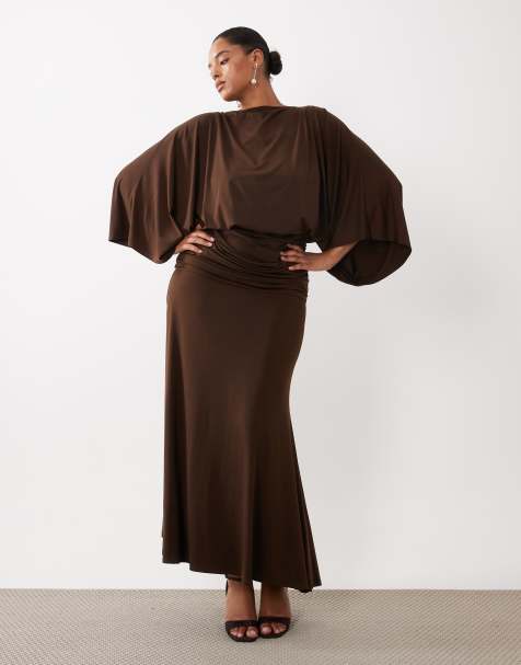 Pretty Lavish Curve robe longue drapée à encolure bateau couleur chocolat - view 1