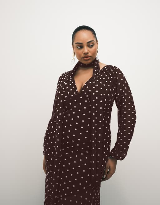 Pretty Lavish Curve robe longue en tulle à col V avec écharpe, à pois marron, 2 de 4