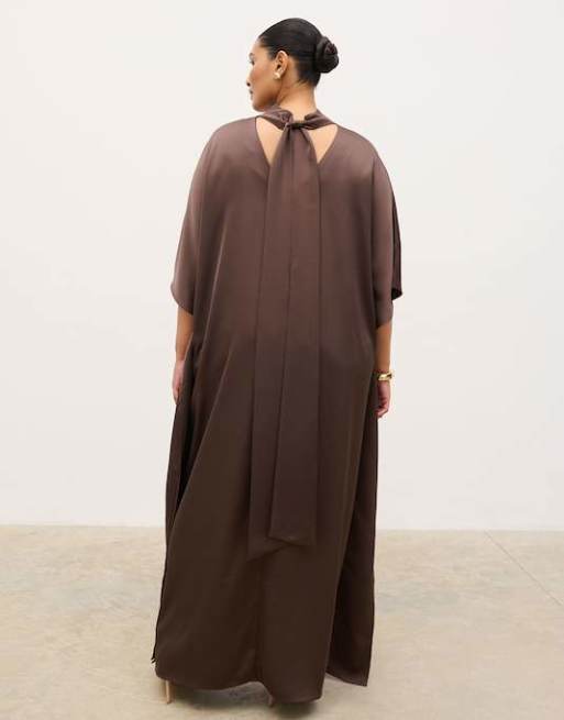 Pretty Lavish Curve robe longue satinée avec détail ras-du-cou en chocolat, 3 de 4