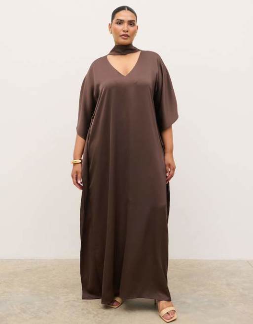 Pretty Lavish Curve robe longue satinée avec détail ras-du-cou en chocolat, 4 de 4