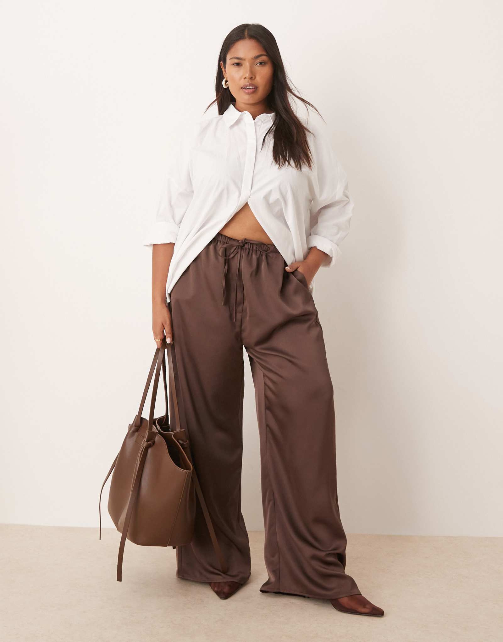 Красивые атласные брюки с пышным изгибом и завязкой на талии шоколадно-коричневого цвета