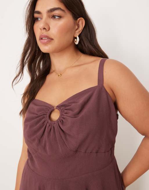 Pretty Lavish Curve – Sidney – Mörk, vinröd maxiklänning med ringdetalj, 2 av 4