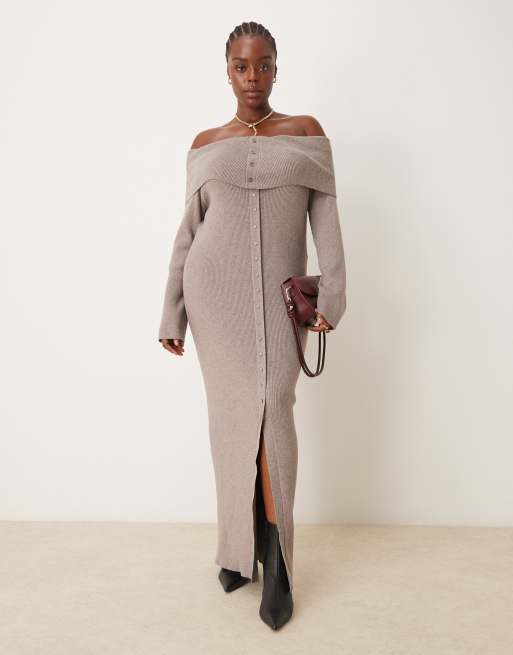 Pretty Lavish Curve – Strick-Maxikleid in Nerzbraun mit Carmen-Ausschnitt und Knopfleiste