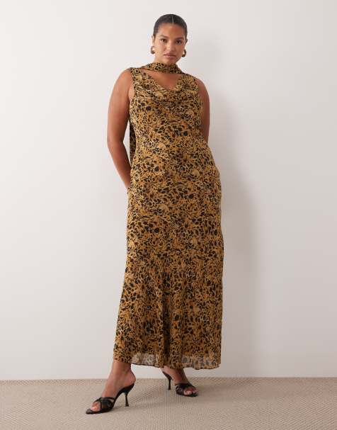 Pretty Lavish Curve - Vestido largo de gasa con cuello desbocado y detalle de lazada en estampado animal marrón - view 1