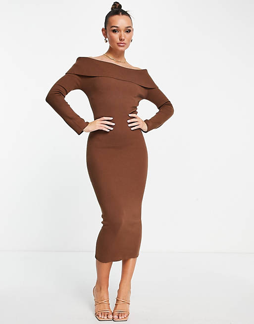 Pretty Lavish Curve - Vestito con gonna al polpaccio in maglia con scollo alla Bardot, colore marrone cioccolato
