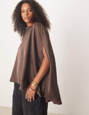 Pretty Lavish Curve - Weich fallendes Satinoberteil in Schokobraun im Cape-Stil-Brown